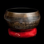 【一点物】手彫り文様入りチベタンシンギングボウル【音階:D#】 582g(スティック付属)の商品写真