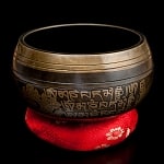 【一点物】手彫り文様入りチベタンシンギングボウル【音階:D#】 620g(スティック付属)の商品写真