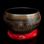 【一点物】手彫り文様入りチベタンシンギングボウル【音階:D】 560g(スティック付属)の商品写真