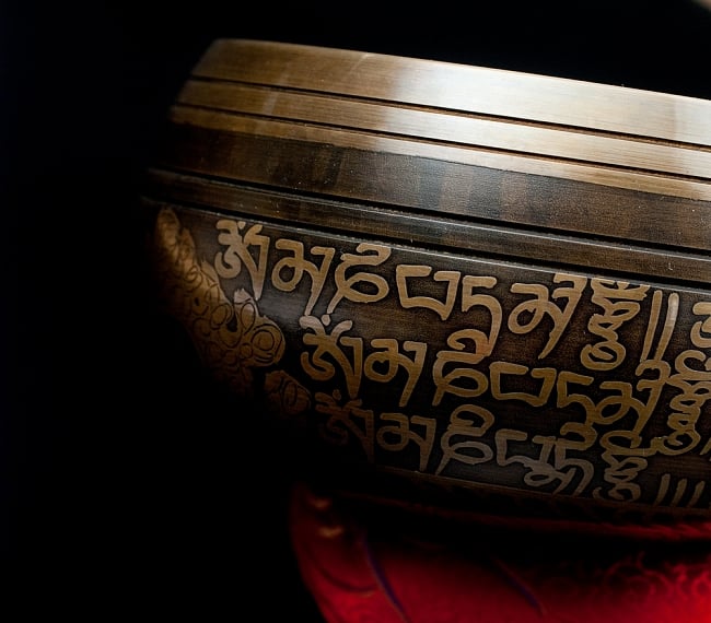 【一点物】手彫り文様入りチベタンシンギングボウル【音階:C#】 608g(スティック付属) 2 - 縁の部分の拡大写真です。