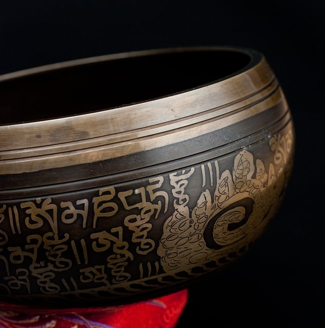 【一点物】手彫り文様入りチベタンシンギングボウル【音階:B】 916g(スティック付属) 2 - 縁の部分の拡大写真です。