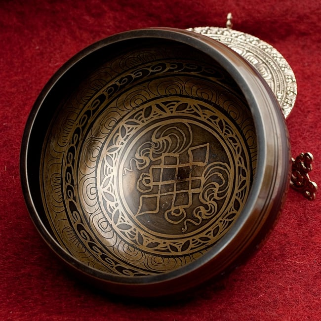 【一点物】手彫り文様入りチベタンシンギングボウル【音階:B】 916g(スティック付属) 3 - 上からの撮影となります。ご覧の通り、通常のシンギングボウルと比べるとかなり厚みがあります。この厚みにより一般的なシンギングボウルより、音がビビリにくく芯のある音色がします。