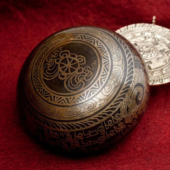 【一点物】手彫り文様入りチベタンシンギングボウル【音階:B】 916g(スティック付属) 4 - 裏側の写真です。