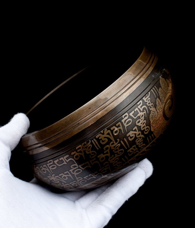 【一点物】手彫り文様入りチベタンシンギングボウル【音階:B】 916g(スティック付属) 5 - サイズを感じていただく為、手に持ってみました。