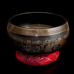 【一点物】手彫り文様入りチベタンシンギングボウル【音階:B】 916g(スティック付属)の商品写真