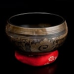 【一点物】手彫り文様入りチベタンシンギングボウル【音階:A#】 962g(スティック付属)の商品写真