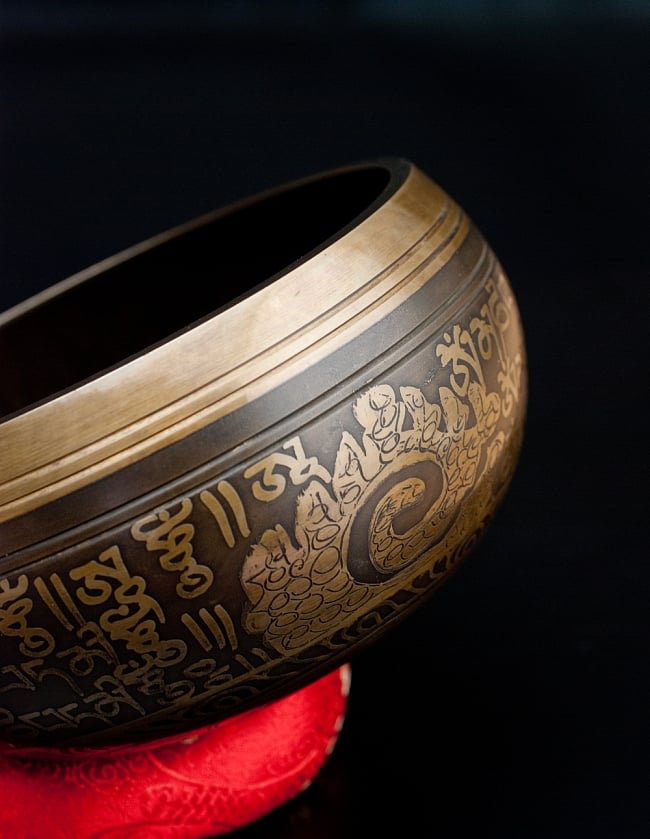 【一点物】手彫り文様入りチベタンシンギングボウル【音階:B】 930g(スティック付属) 2 - 縁の部分の拡大写真です。