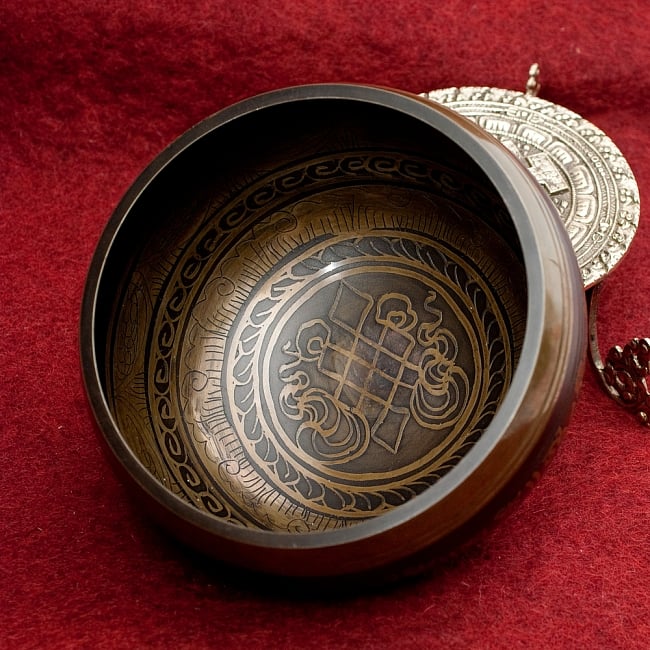 【一点物】手彫り文様入りチベタンシンギングボウル【音階:B】 930g(スティック付属) 3 - 上からの撮影となります。ご覧の通り、通常のシンギングボｳﾙと比べるとかなり厚みがあります。この厚みにより一般的なシンギングボウルより、音がビビリにくく芯のある音色がします。