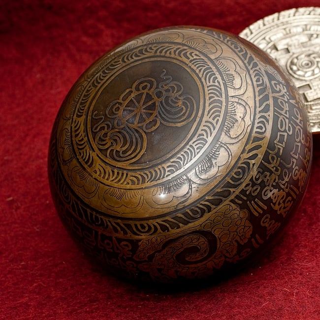 【一点物】手彫り文様入りチベタンシンギングボウル【音階:B】 930g(スティック付属) 4 - 裏側の写真です。