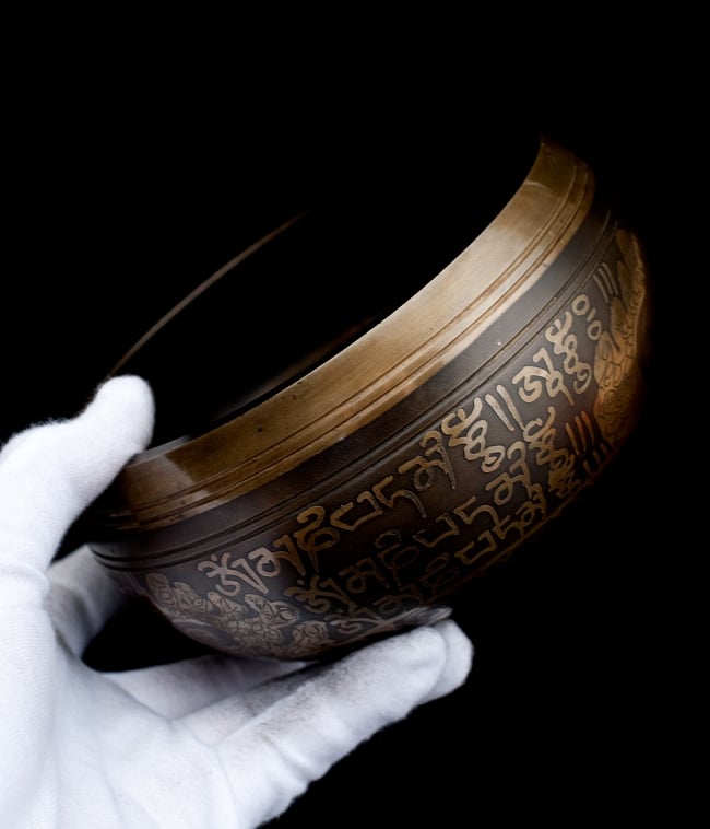 【一点物】手彫り文様入りチベタンシンギングボウル【音階:B】 930g(スティック付属) 5 - サイズを感じていただく為、手に持ってみました。