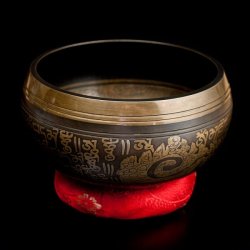 【一点物】手彫り文様入りチベタンシンギングボウル【音階:B】 930g(スティック付属)の商品写真