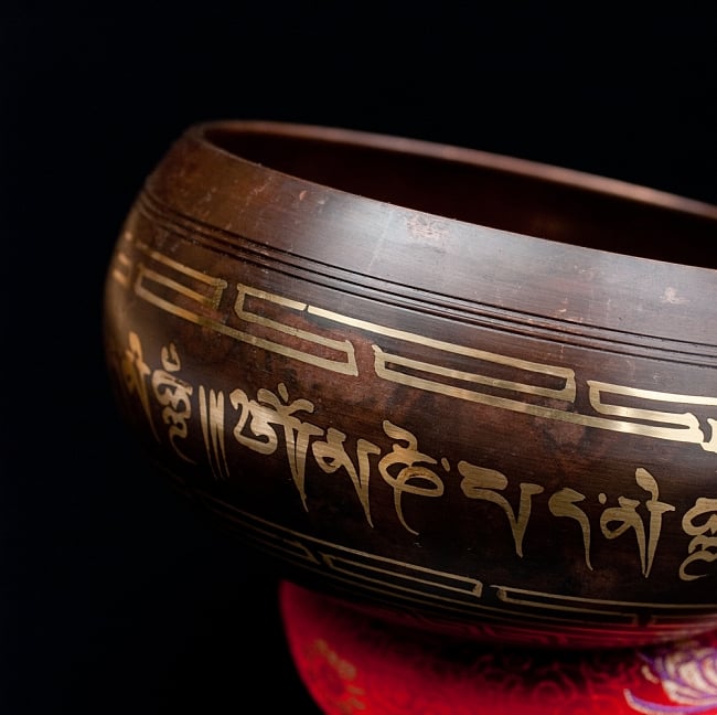 【一点物】チベタンシンギングボウル【音階:B】 668g(スティック付属) 2 - 縁の部分の拡大写真です。