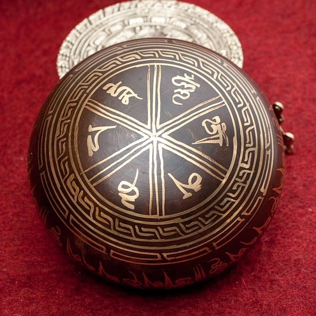 【一点物】チベタンシンギングボウル【音階:B】 668g(スティック付属) 4 - 裏側の写真です。こちらにも丁寧に装飾が施されております。