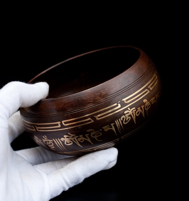 【一点物】チベタンシンギングボウル【音階:B】 668g(スティック付属) 5 - サイズを感じていただく為、手に持ってみました。