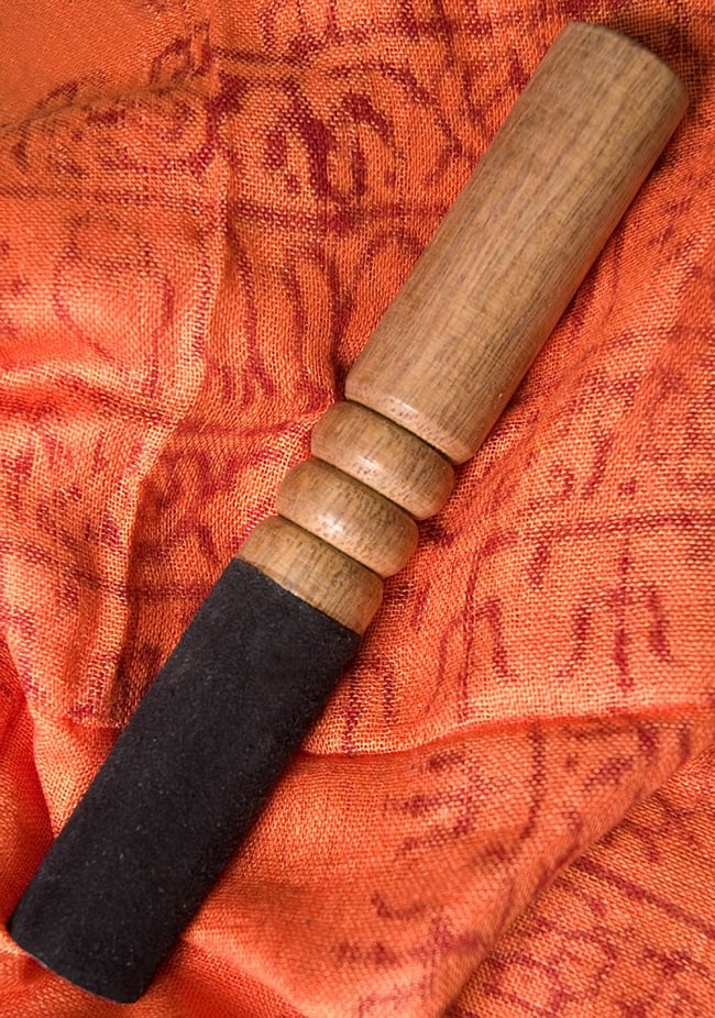 【一点物】チベタンアンティックシンギングボウル【音階:C】1920g(スティック付属) 7 - フェルト付きのスティックが付属します(入荷時期によりデザイン等異なる場合があります。)
