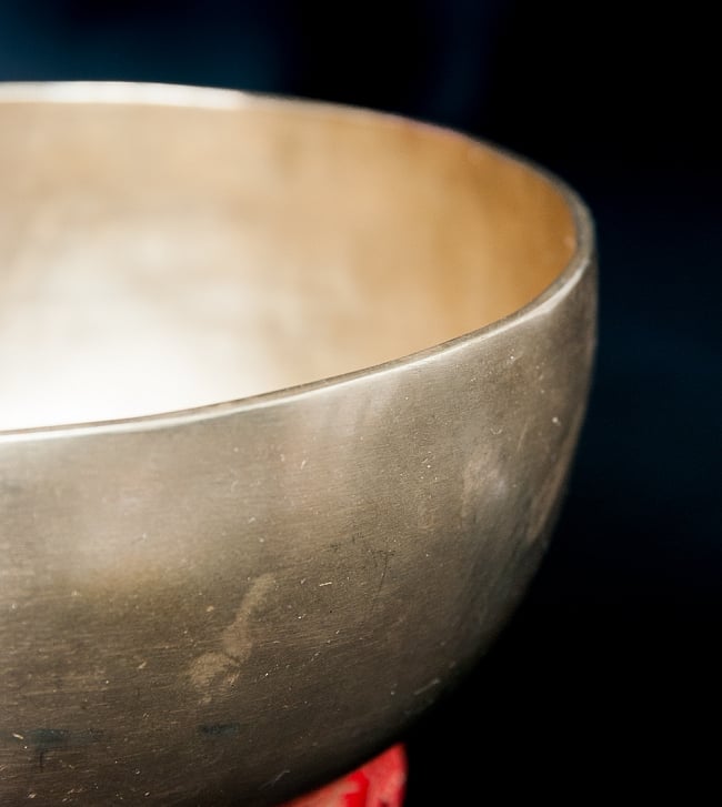 【一点物】アンティックシンギングボウル【音階:E】919g(スティック付属) 2 - 別の角度からみてみました。