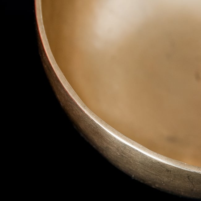 【一点物】アンティックシンギングボウル【音階:E】919g(スティック付属) 3 - スティックで鳴らすことで豊かな倍音が出ます。