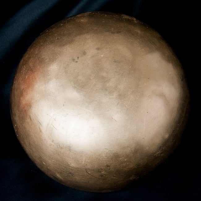 【一点物】アンティックシンギングボウル【音階:E】919g(スティック付属) 5 - 底面の様子です。