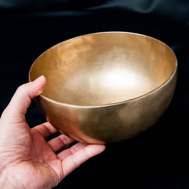【一点物】アンティックシンギングボウル【音階:E】919g(スティック付属) 6 - 手を添えるとこれくらいの大きさです。