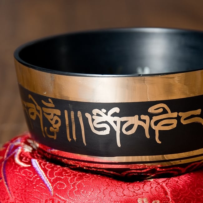 【一点物】高音質ブラックシンギングボウル【音階:D】 398g(スティック付属) 2 - 縁の部分の拡大写真です。