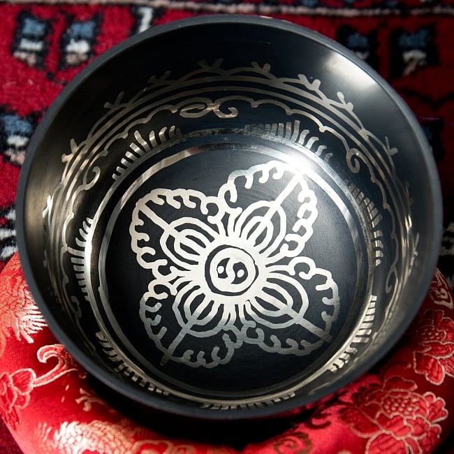 【一点物】高音質ブラックシンギングボウル【音階:D】 398g(スティック付属) 3 - 上からの撮影となります。