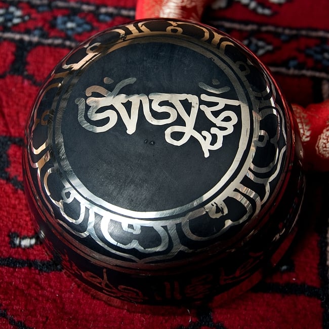 【一点物】高音質ブラックシンギングボウル【音階:D】 398g(スティック付属) 4 - 裏側の写真です。こちらにも丁寧に装飾が施されております。