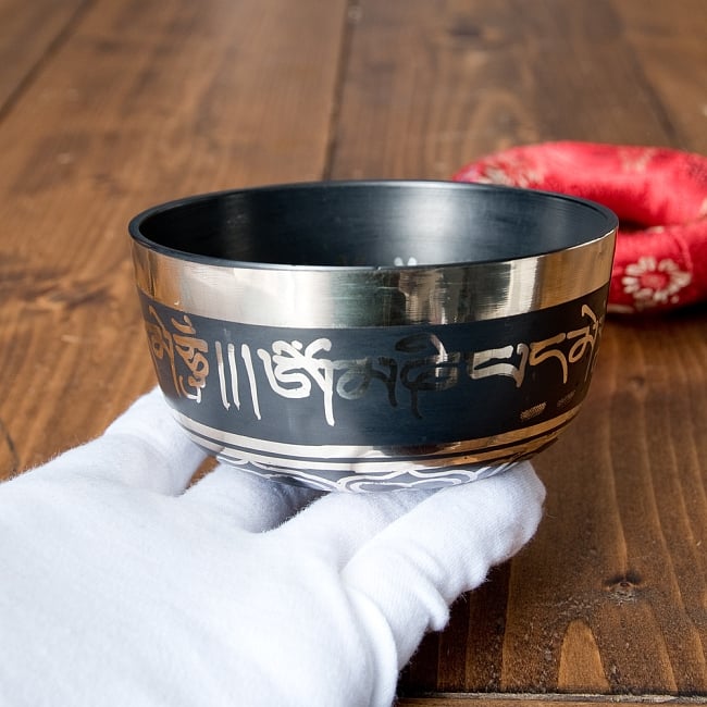 【一点物】高音質ブラックシンギングボウル【音階:D】 398g(スティック付属) 5 - サイズを感じていただく為、手に持ってみました。