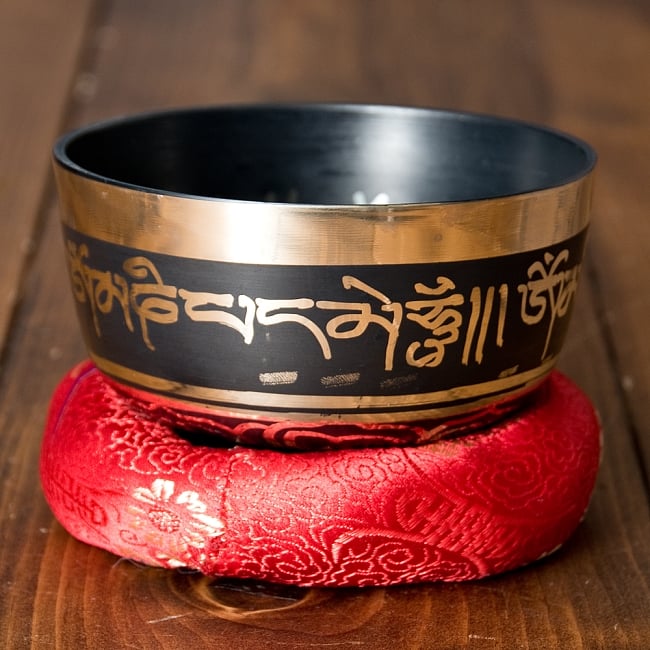 【一点物】高音質ブラックシンギングボウル【音階:D】 398g(スティック付属)の写真