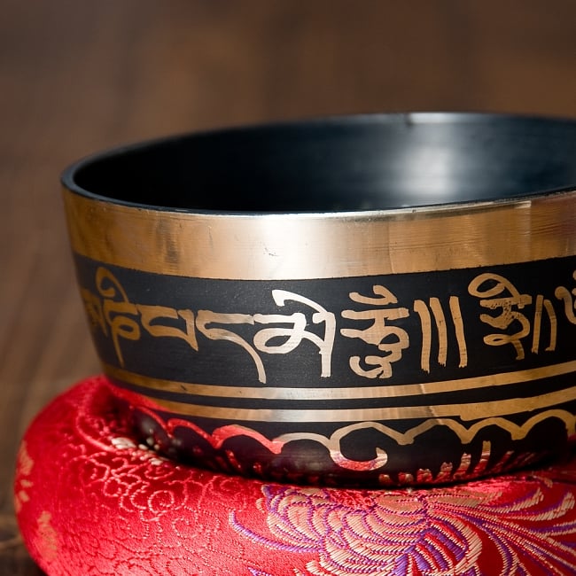 【一点物・ワケあり】高音質ブラックシンギングボウル【音階:D】 385g(スティック付属) 2 - 縁の部分の拡大写真です。