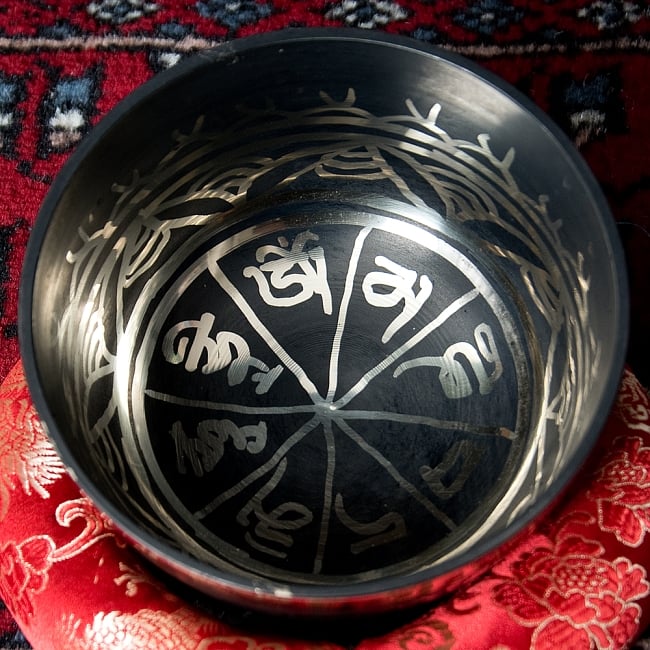 【一点物・ワケあり】高音質ブラックシンギングボウル【音階:D】 385g(スティック付属) 3 - 上からの撮影となります。