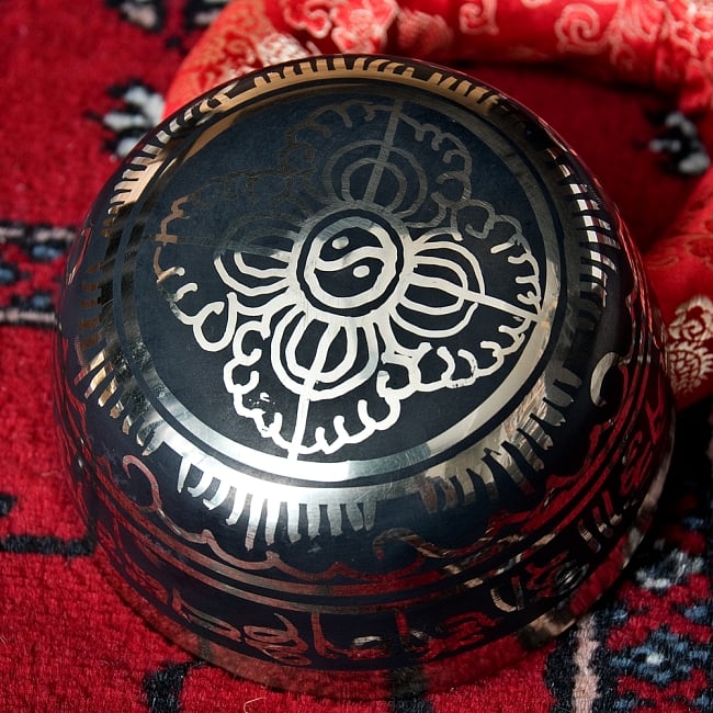 【一点物・ワケあり】高音質ブラックシンギングボウル【音階:D】 385g(スティック付属) 4 - 裏側の写真です。こちらにも丁寧に装飾が施されております。