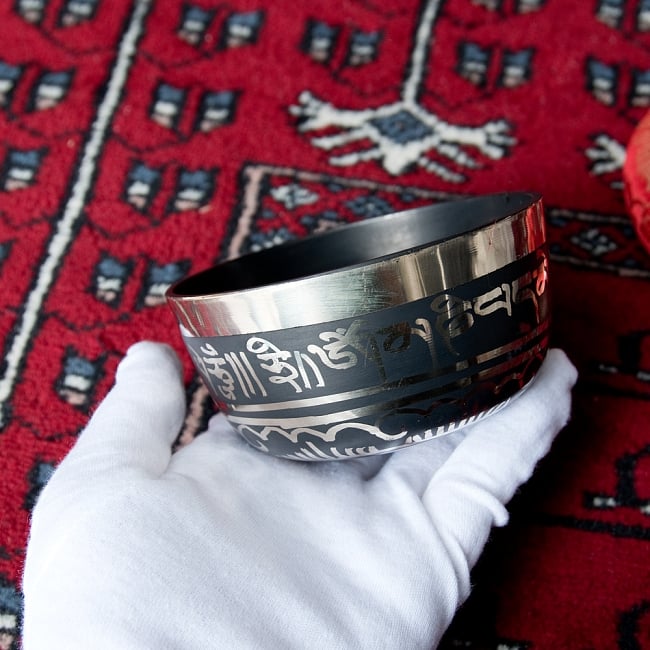 【一点物・ワケあり】高音質ブラックシンギングボウル【音階:D】 385g(スティック付属) 5 - サイズを感じていただく為、手に持ってみました。