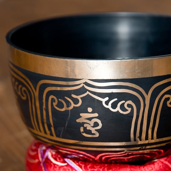 【一点物】高音質ブラックシンギングボウル【音階:Bb】 621g(スティック付属) 2 - 縁の部分の拡大写真です。