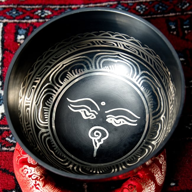 【一点物】高音質ブラックシンギングボウル【音階:Bb】 621g(スティック付属) 3 - 上からの撮影となります。