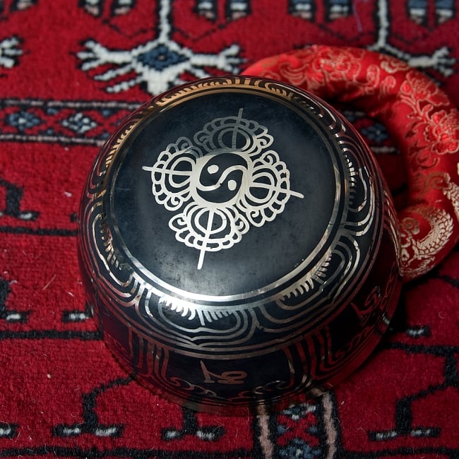 【一点物】高音質ブラックシンギングボウル【音階:Bb】 621g(スティック付属) 4 - 裏側の写真です。こちらにも丁寧に装飾が施されております。