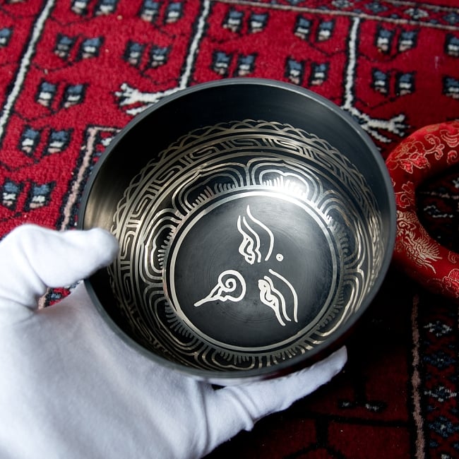 【一点物】高音質ブラックシンギングボウル【音階:Bb】 621g(スティック付属) 5 - サイズを感じていただく為、手に持ってみました。