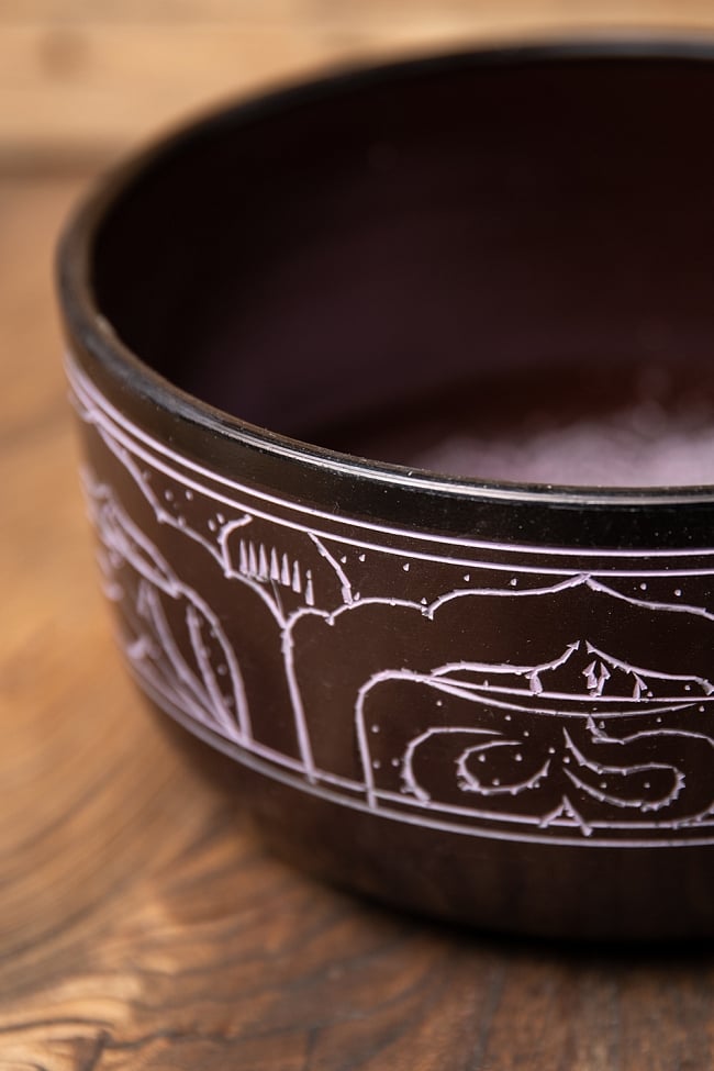 【一点物】ライトウェイトシンギングボウル - 直径:15.5cm キー:F 3 - 縁の部分をスティックでこすることで豊かな倍音が広がります。