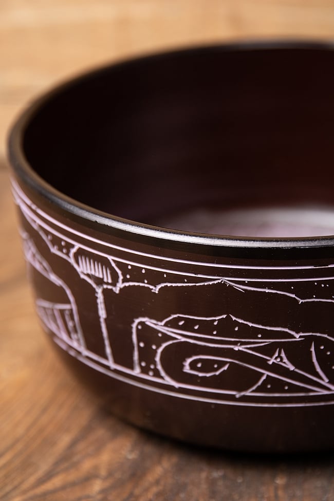 【一点物】ライトウェイトシンギングボウル - 直径:18cm キー:B 3 - 縁の部分をスティックでこすることで豊かな倍音が広がります。