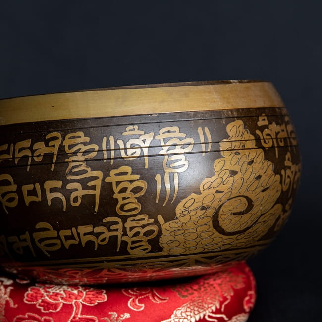 【一点物】手彫り文様入りチベタンシンギングボウル【音階:D】 600g(スティック付属) 2 - 拡大写真です。
