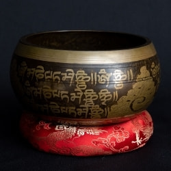 【一点物】手彫り文様入りチベタンシンギングボウル【音階:A】 665g(スティック付属)の商品写真