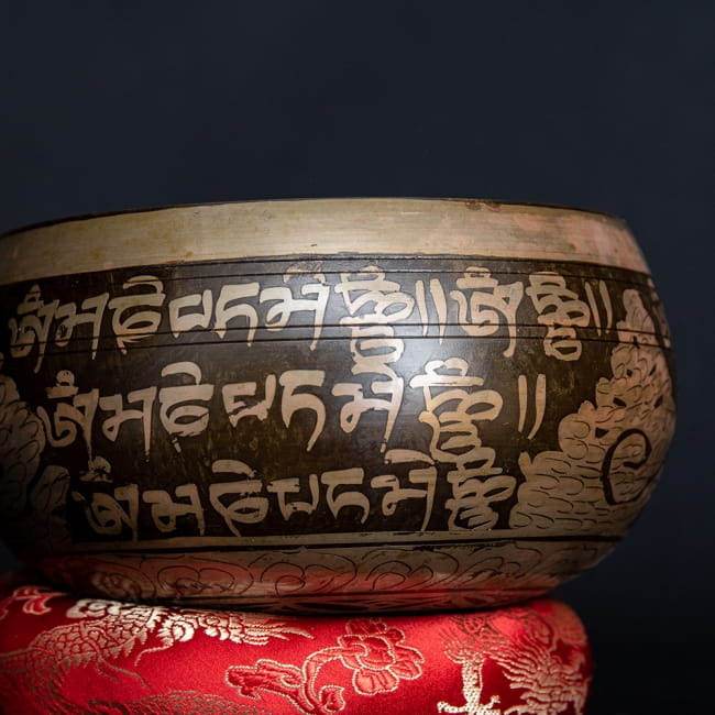 【一点物】手彫り文様入りチベタンシンギングボウル【音階:C#】 622g(スティック付属) 2 - 拡大写真です。