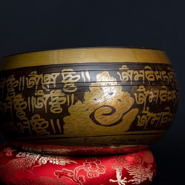 【一点物】手彫り文様入りチベタンシンギングボウル【音階:Eb】 618g(スティック付属) 2 - 拡大写真です。