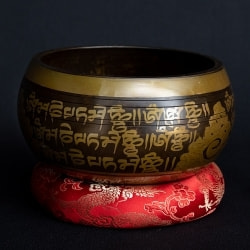 【一点物】手彫り文様入りチベタンシンギングボウル【音階:Eb】 618g(スティック付属)の商品写真