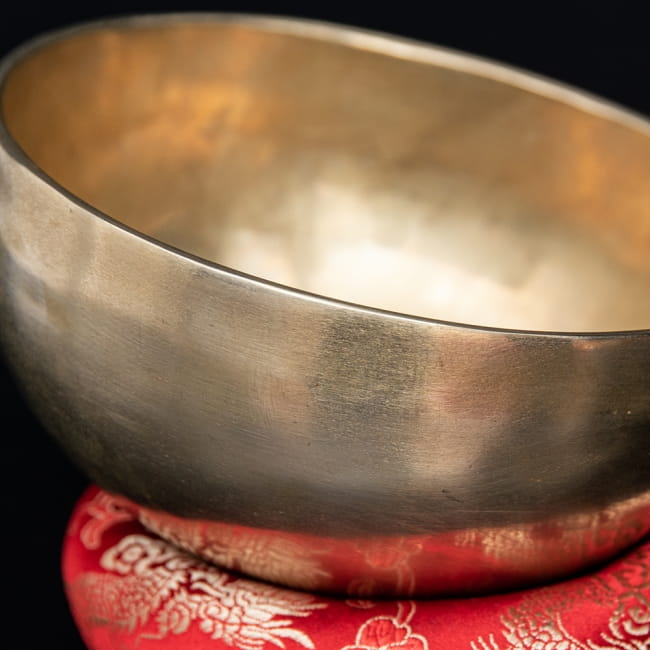 【一点物】アンティックシンギングボウル【音階:D】 402g(スティック付属) 2 - 拡大写真です。