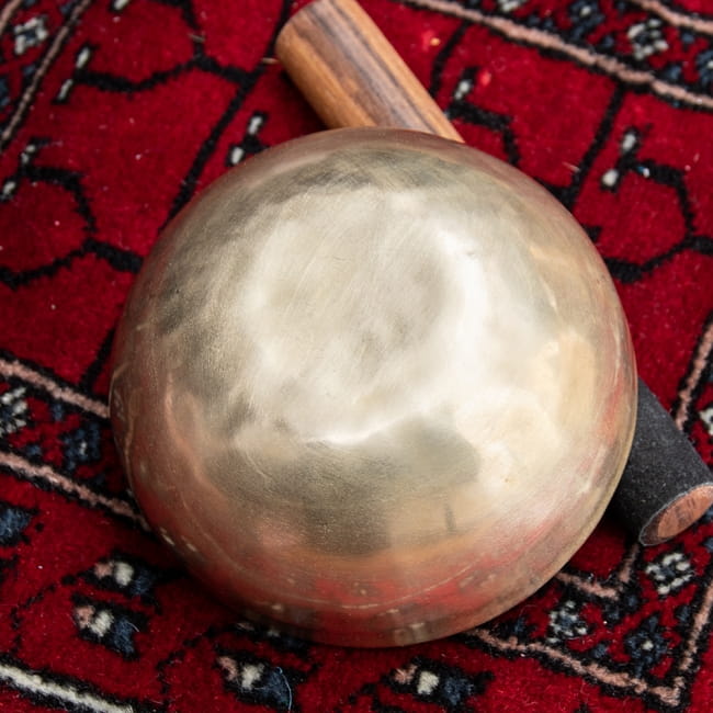 【一点物】アンティックシンギングボウル【音階:D】 402g(スティック付属) 4 - 裏側の写真です