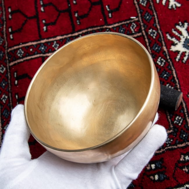 【一点物】アンティックシンギングボウル【音階:D】 402g(スティック付属) 5 - このくらいのサイズ感になります