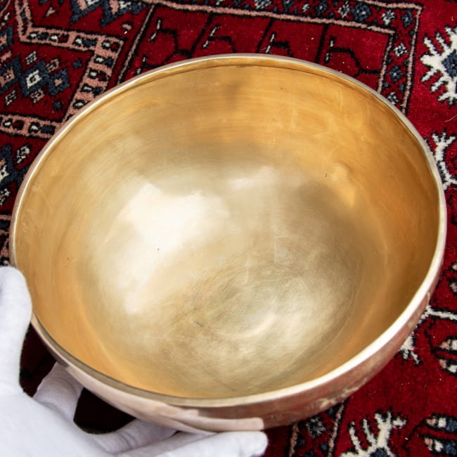 【一点物】アンティックシンギングボウル【音階:E】 1878g(スティック付属) 5 - このくらいのサイズ感になります