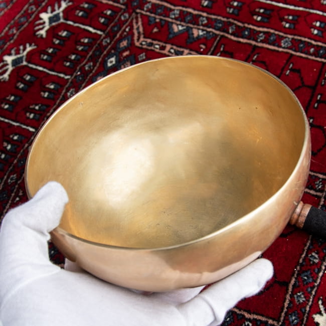 【一点物】アンティックシンギングボウル【音階:C】 948g(スティック付属) 5 - このくらいのサイズ感になります