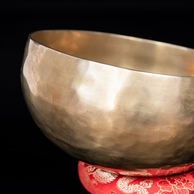 【一点物】アンティックシンギングボウル【音階:D】 947g(スティック付属) 2 - 拡大写真です。