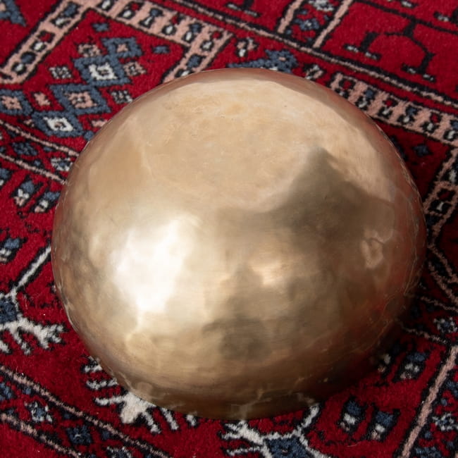 【一点物】アンティックシンギングボウル【音階:D】 947g(スティック付属) 4 - 裏側の写真です。